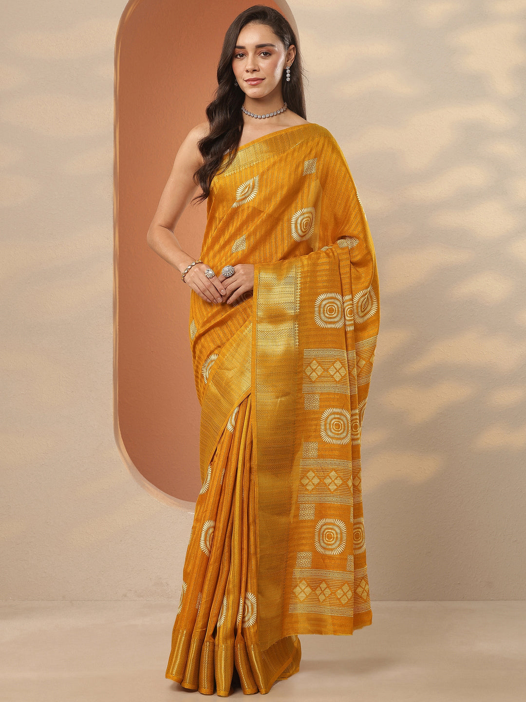 Mustard Printed Silk Blend Saree With Unstitched Blouse Piece