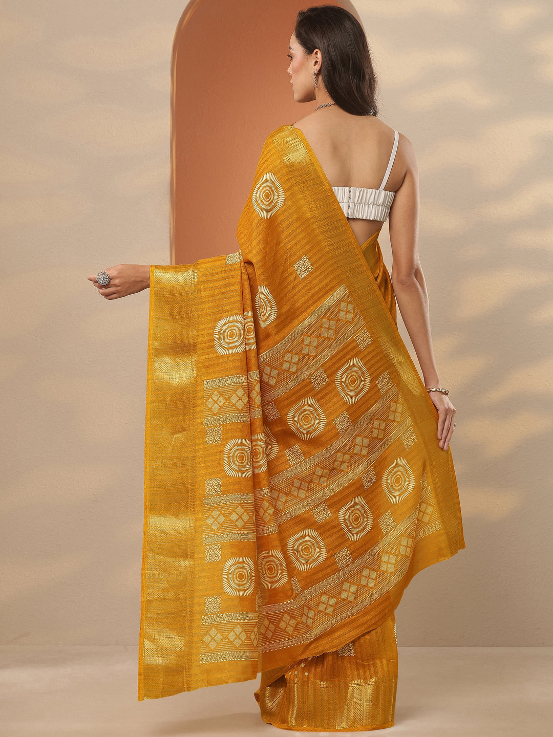 Mustard Printed Silk Blend Saree With Unstitched Blouse Piece