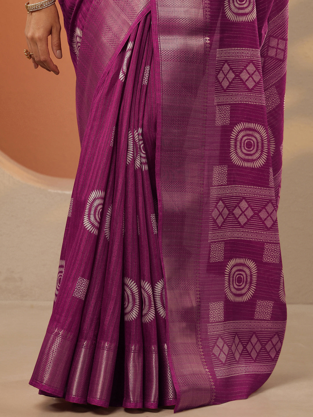 Magenta Printed Silk Blend Saree With Unstitched Blouse Piece