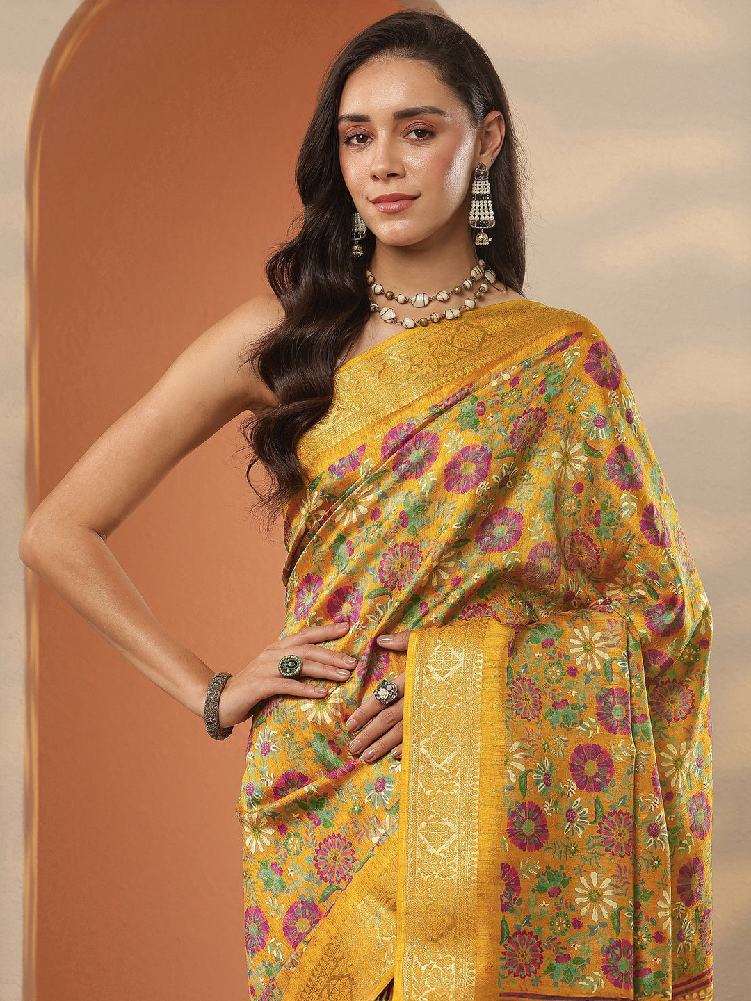 Mustard Printed Silk Blend Saree With Unstitched Blouse Piece