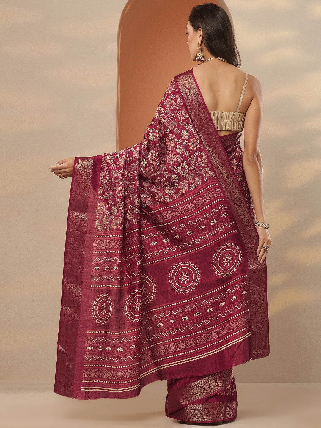 Brown Printed Silk Blend Saree With Unstitched Blouse Piece