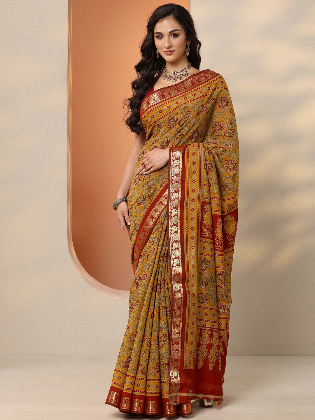 Mustard Printed Silk Blend Saree With Unstitched Blouse Piece