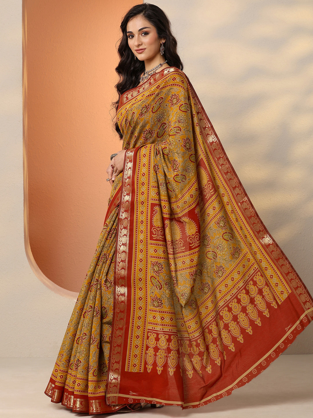Mustard Printed Silk Blend Saree With Unstitched Blouse Piece