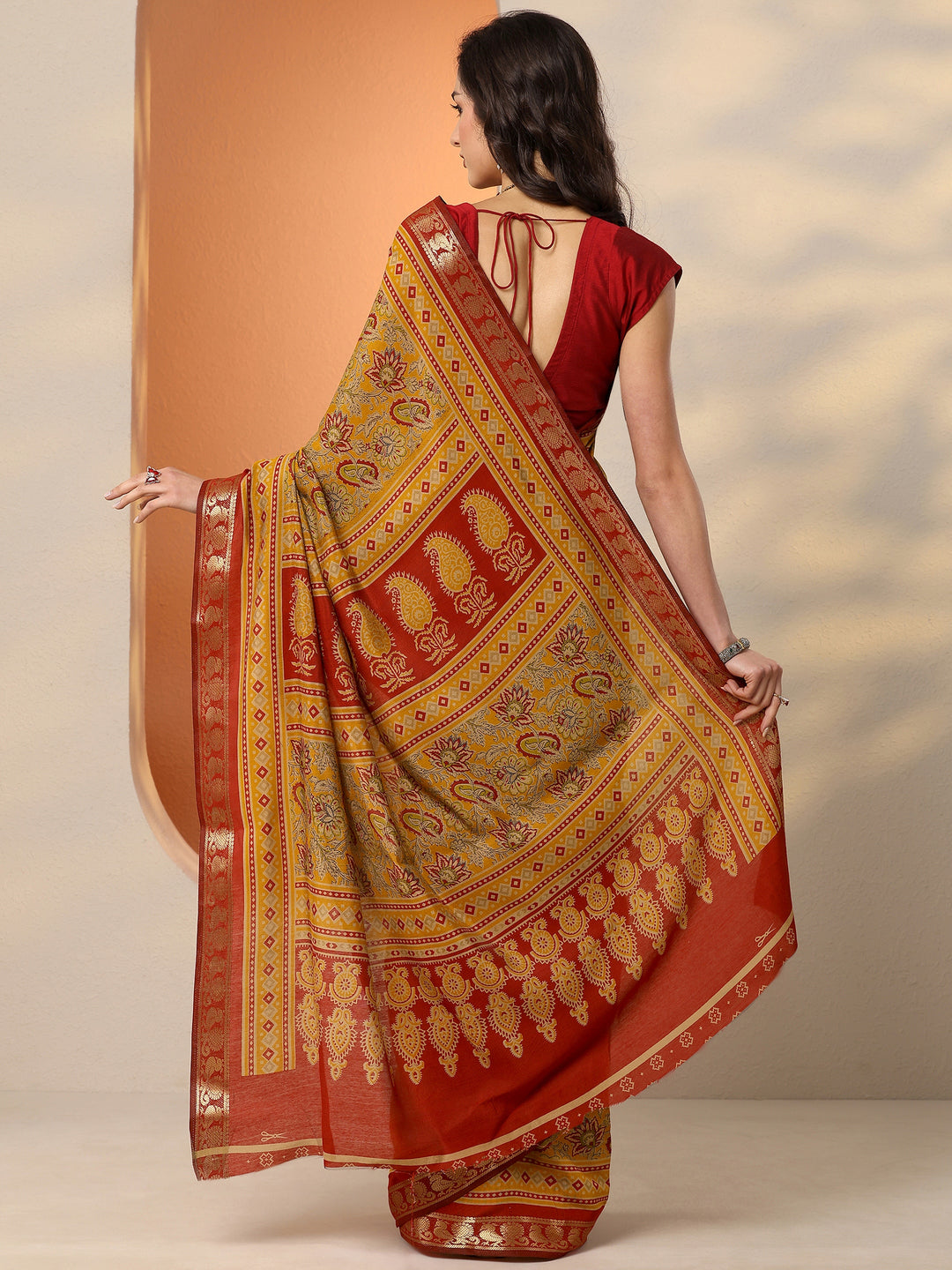 Mustard Printed Silk Blend Saree With Unstitched Blouse Piece