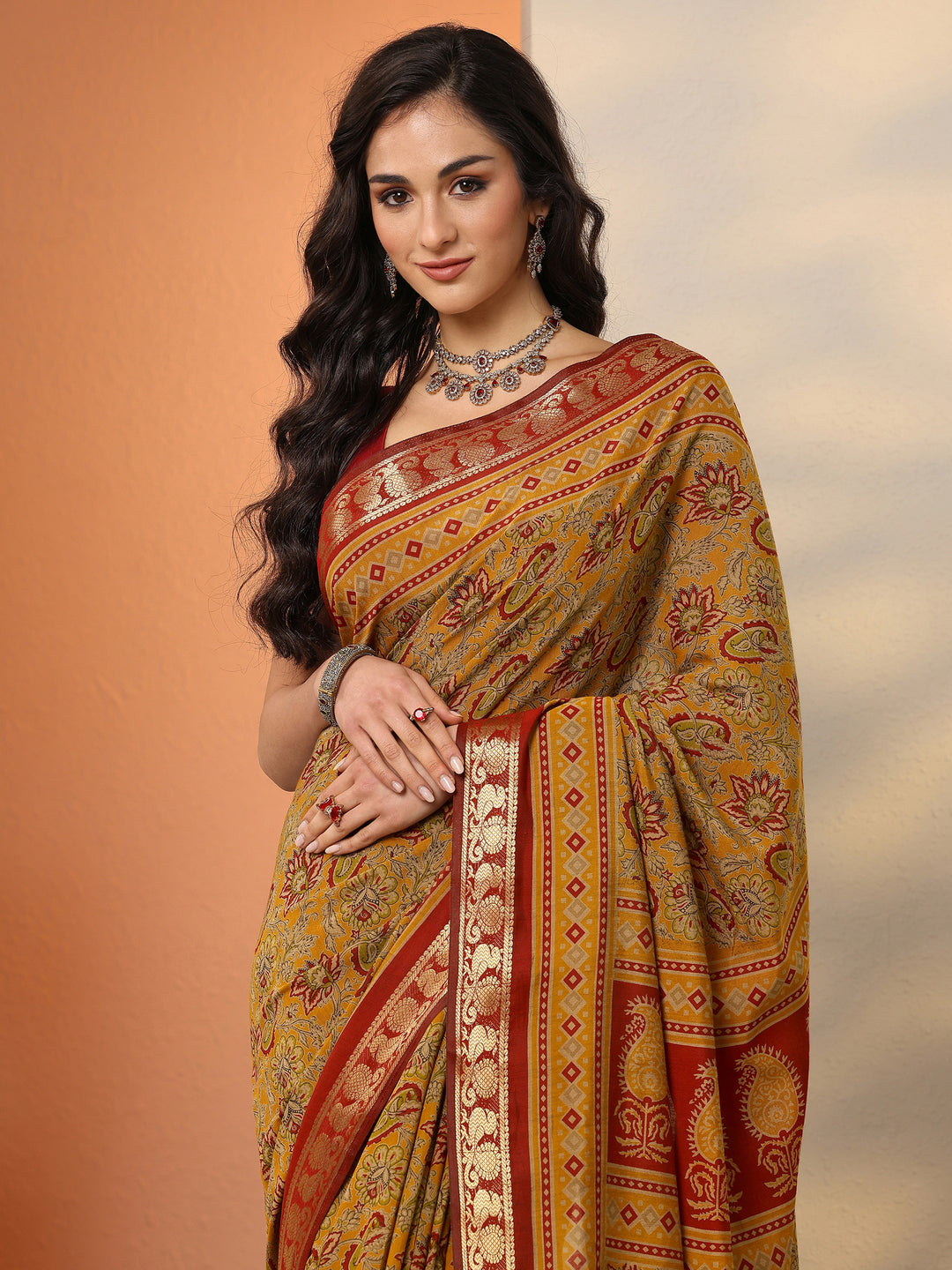 Mustard Printed Silk Blend Saree With Unstitched Blouse Piece