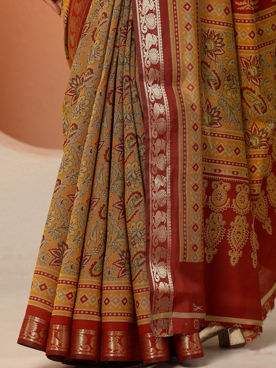 Mustard Printed Silk Blend Saree With Unstitched Blouse Piece