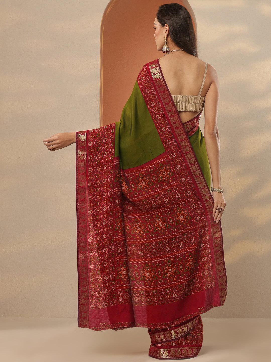 Green Solid Silk Blend Saree With Unstitched Blouse Piece