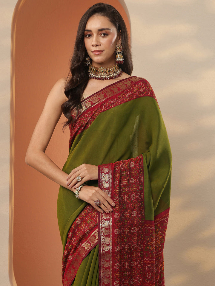 Green Solid Silk Blend Saree With Unstitched Blouse Piece
