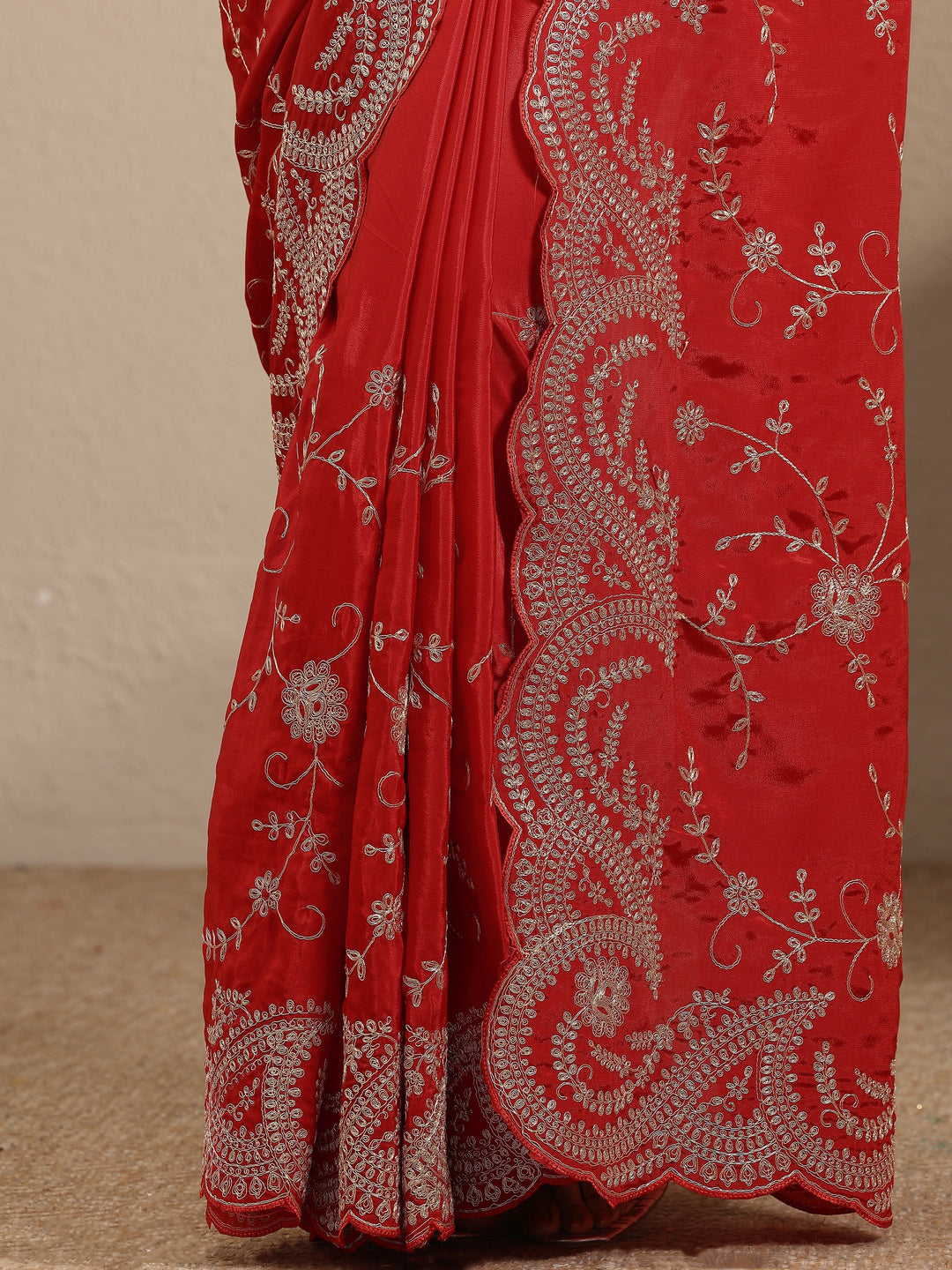 Red Embroidered Silk Blend Saree With Unstitched Blouse Piece