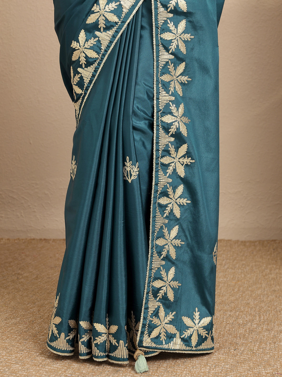 Teal Embroidered Silk Blend Saree With Unstitched Blouse Piece