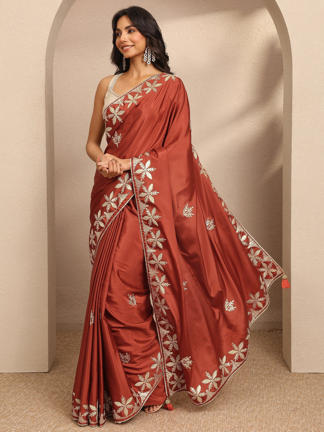 Red Embroidered Silk Blend Saree With Unstitched Blouse Piece