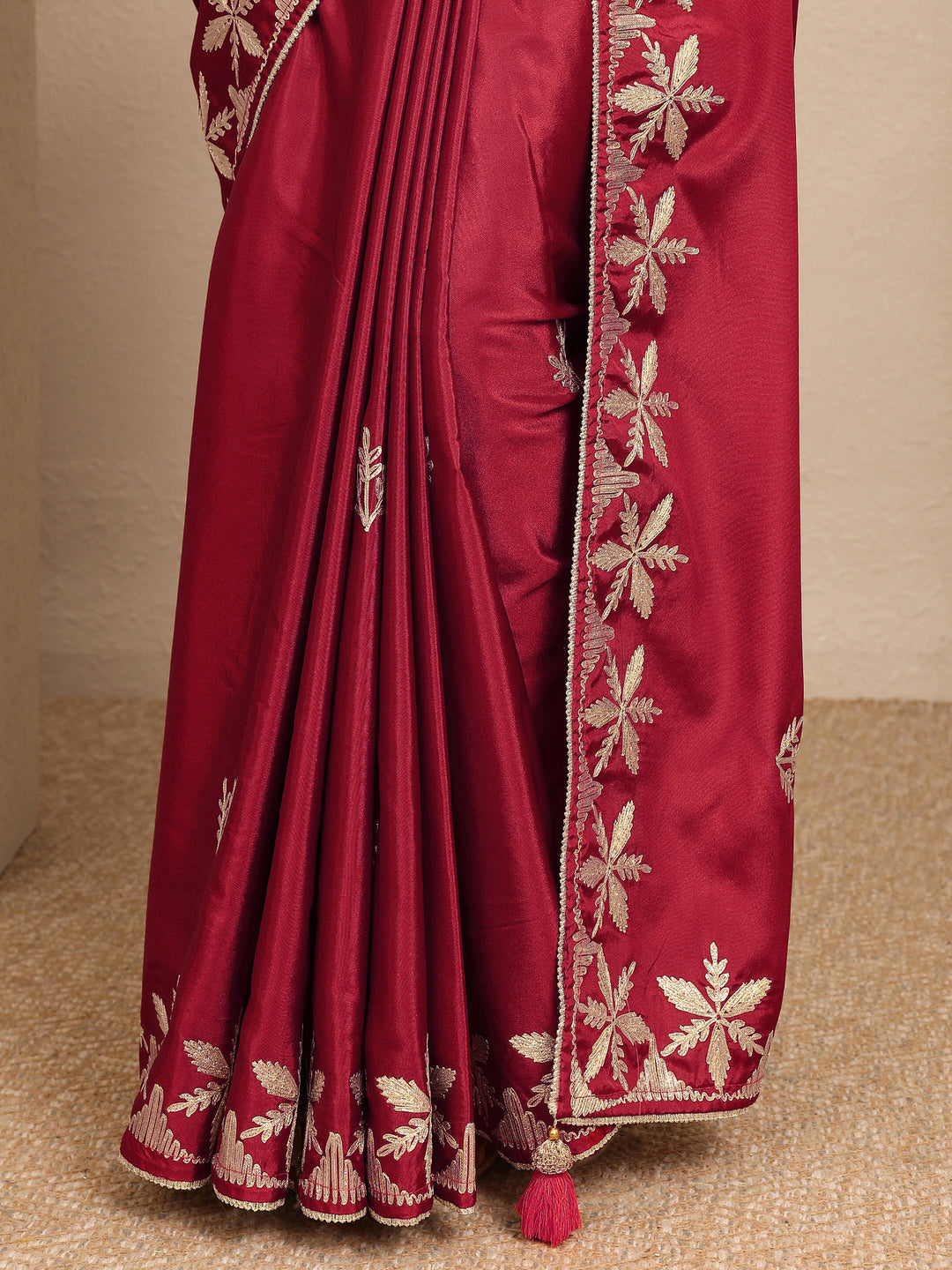 Red Embroidered Silk Blend Saree With Unstitched Blouse Piece