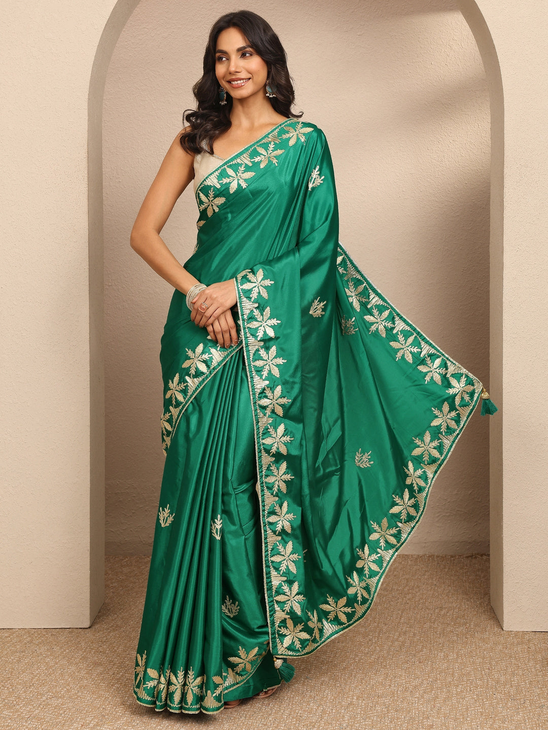 Green Embroidered Silk Blend Saree With Unstitched Blouse Piece