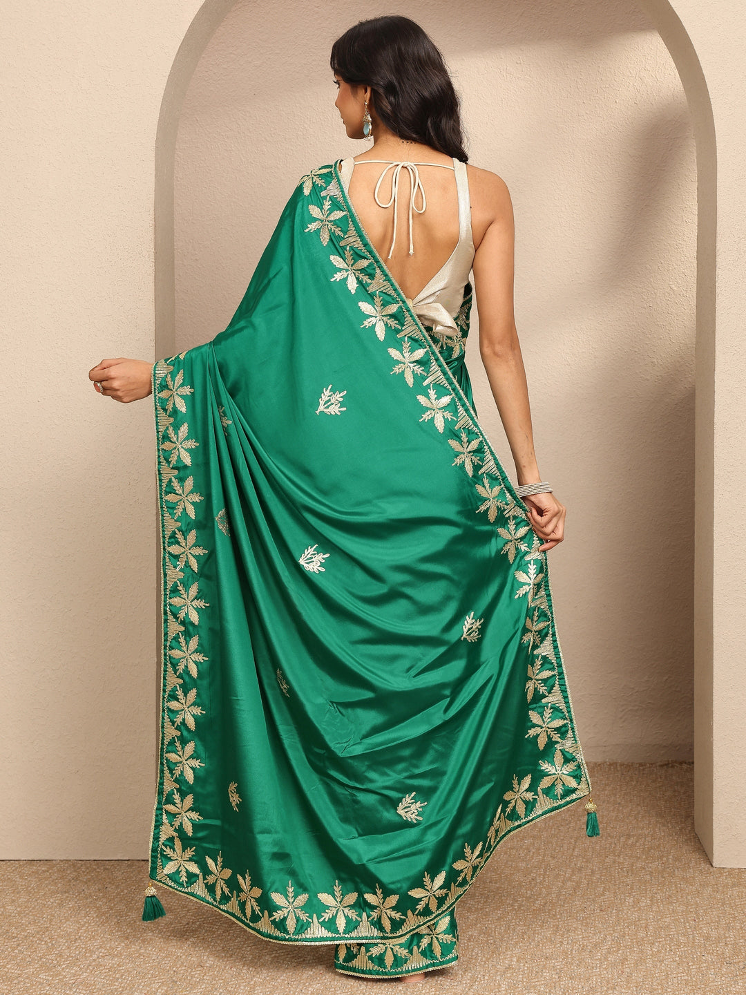 Green Embroidered Silk Blend Saree With Unstitched Blouse Piece