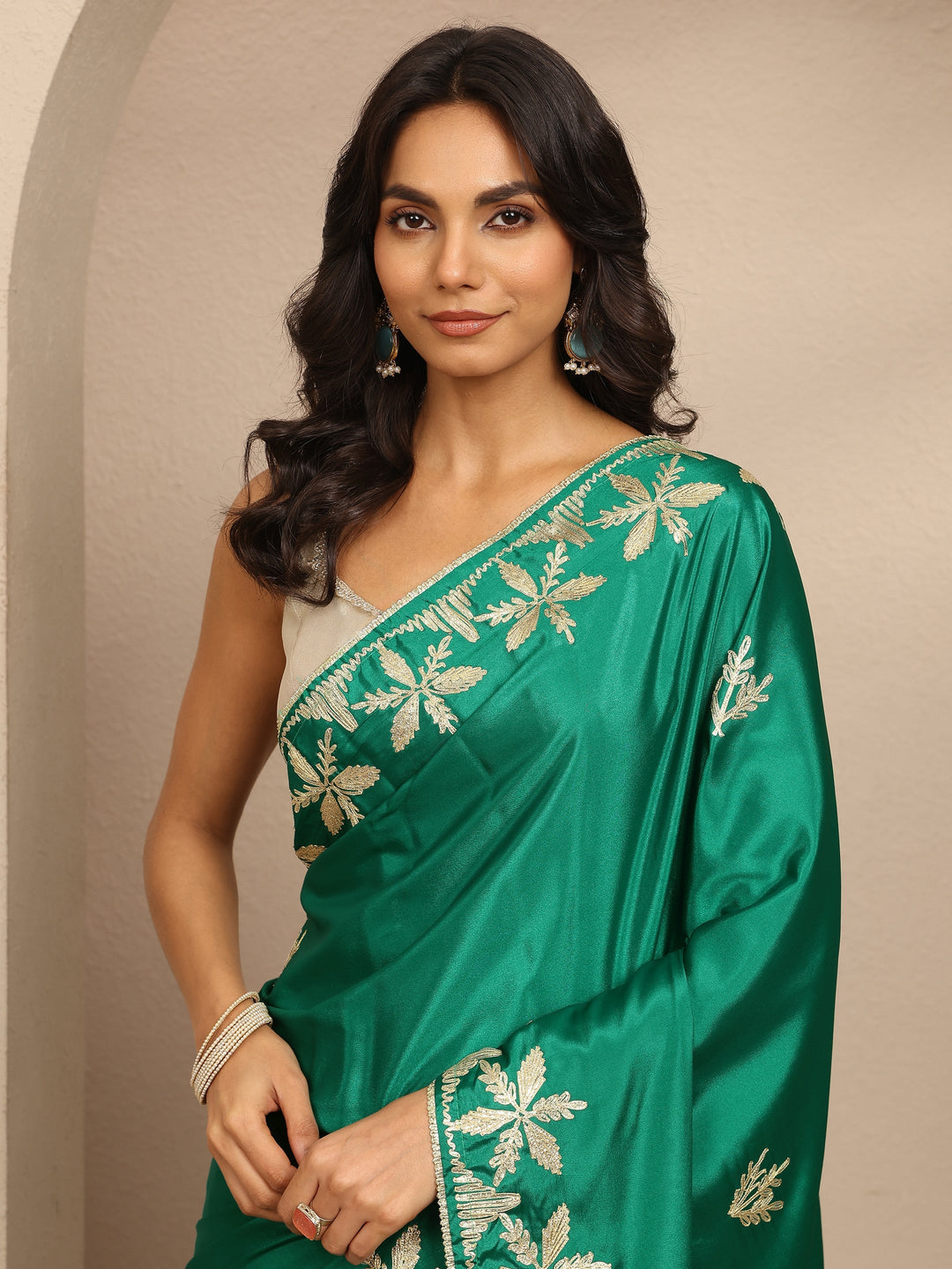 Green Embroidered Silk Blend Saree With Unstitched Blouse Piece