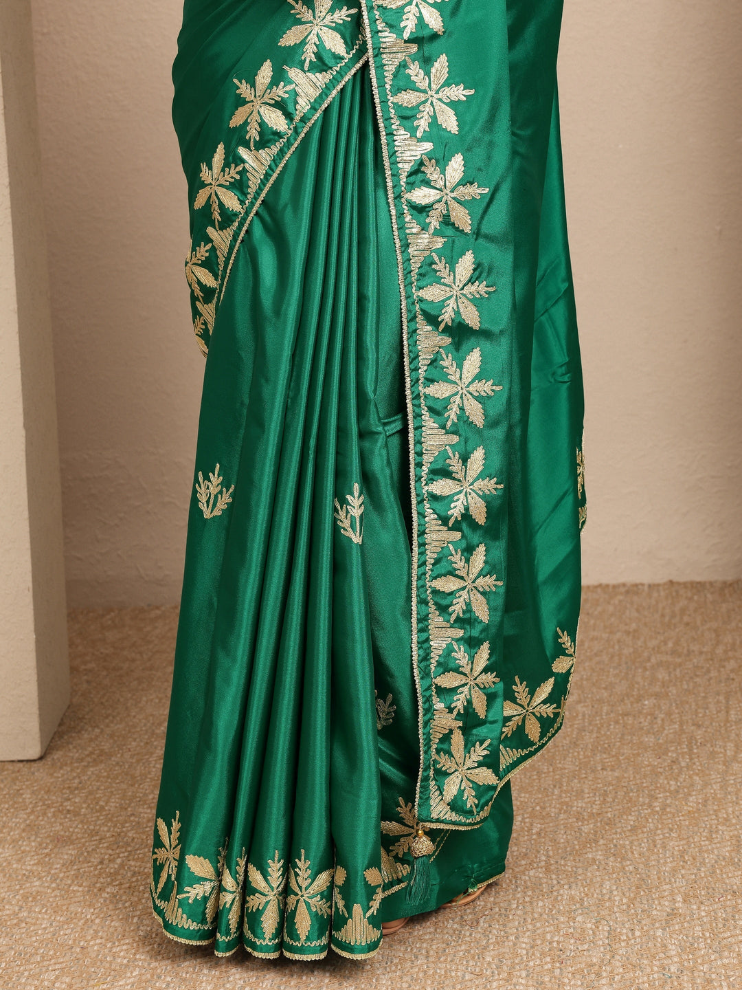 Green Embroidered Silk Blend Saree With Unstitched Blouse Piece