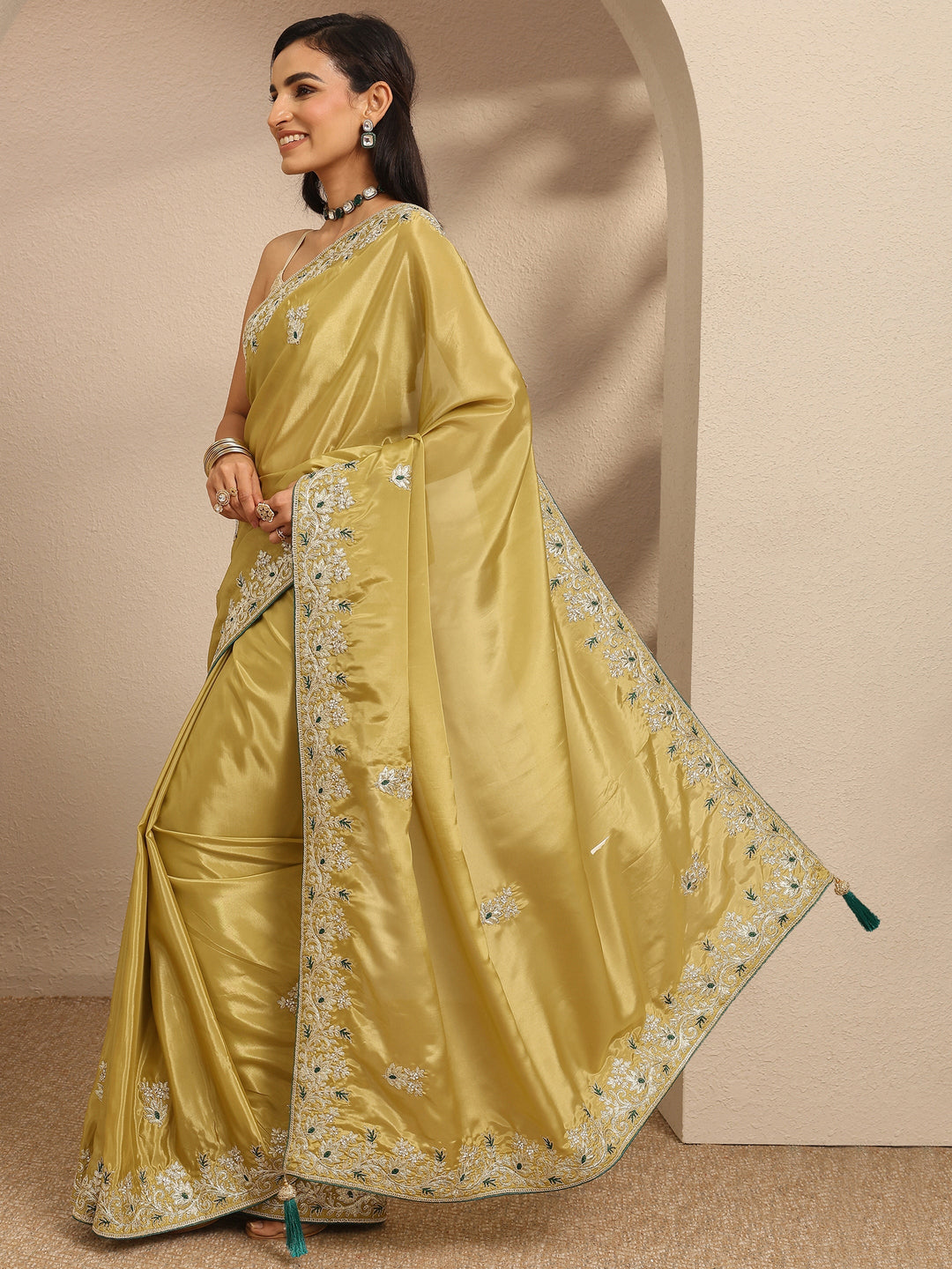 Green Embroidered Silk Blend Saree With Unstitched Blouse Piece