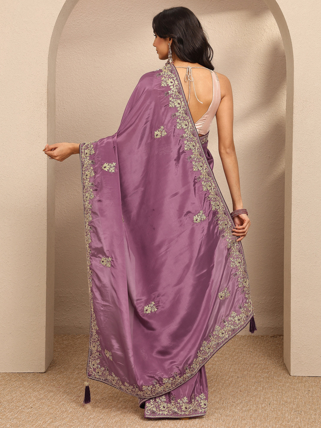 Mauve Embroidered Silk Blend Saree With Unstitched Blouse Piece
