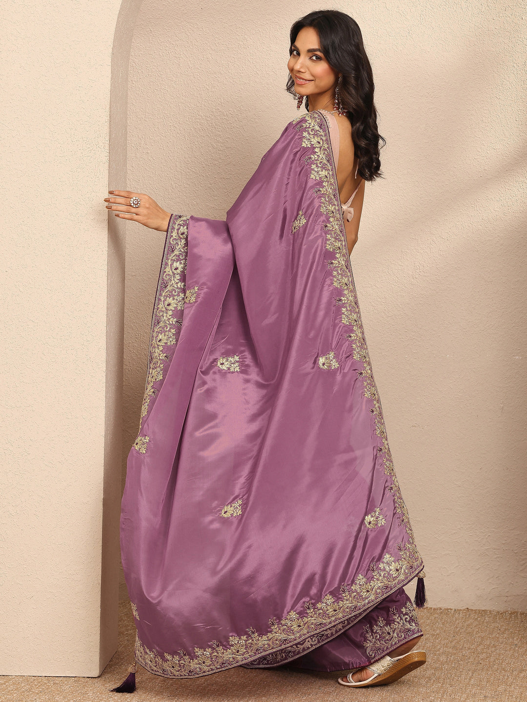 Mauve Embroidered Silk Blend Saree With Unstitched Blouse Piece