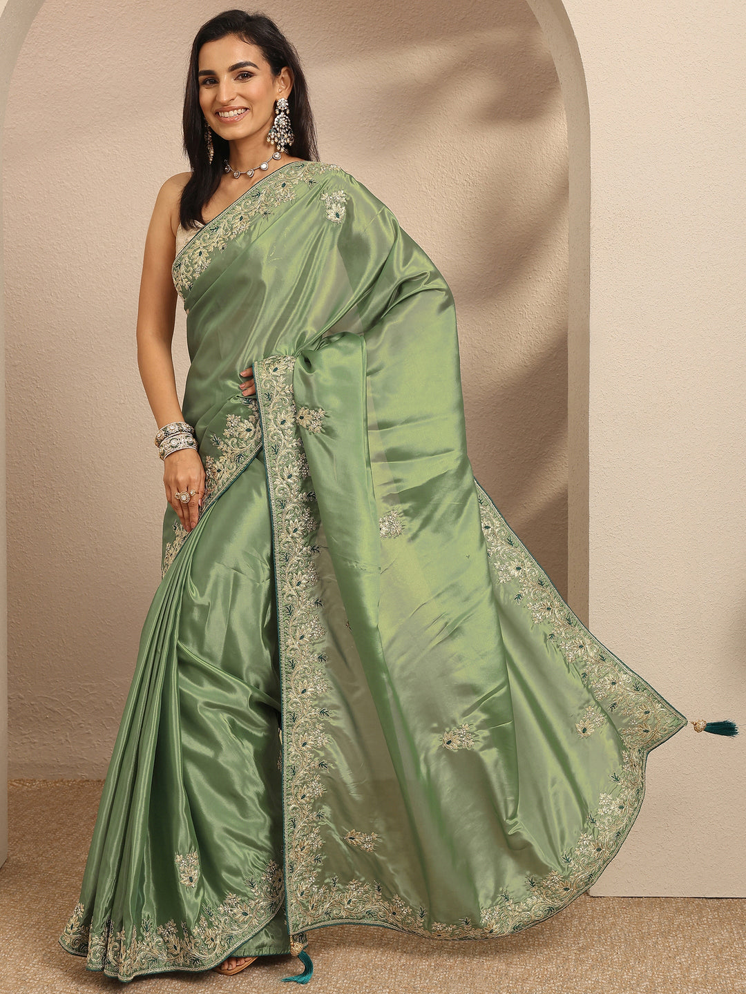 Green Embroidered Silk Blend Saree With Unstitched Blouse Piece