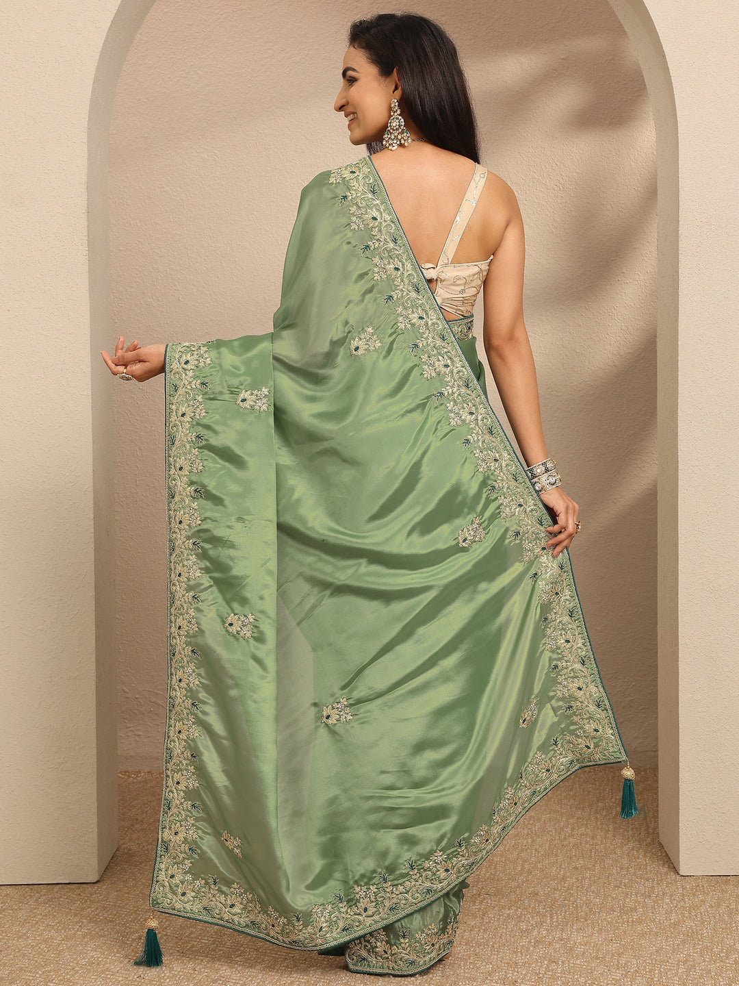 Green Embroidered Silk Blend Saree With Unstitched Blouse Piece