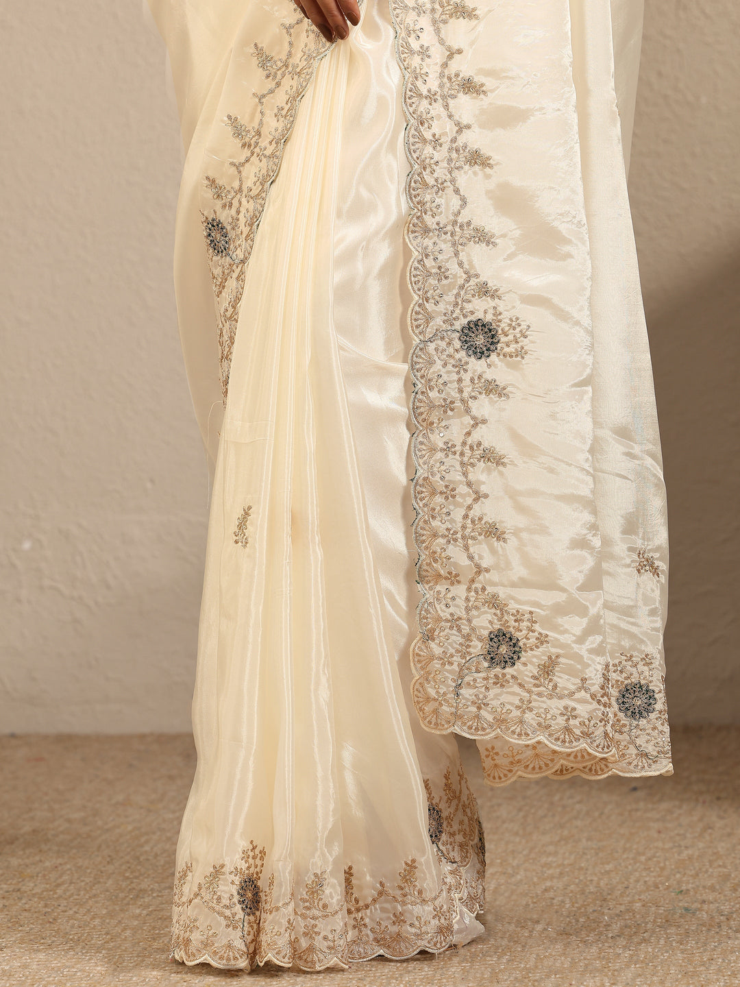 Cream Embroidered Silk Blend Saree With Unstitched Blouse Piece