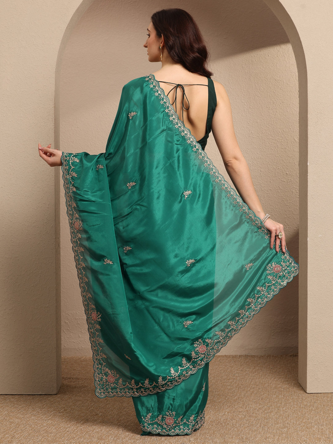 Green Embroidered Silk Blend Saree With Unstitched Blouse Piece