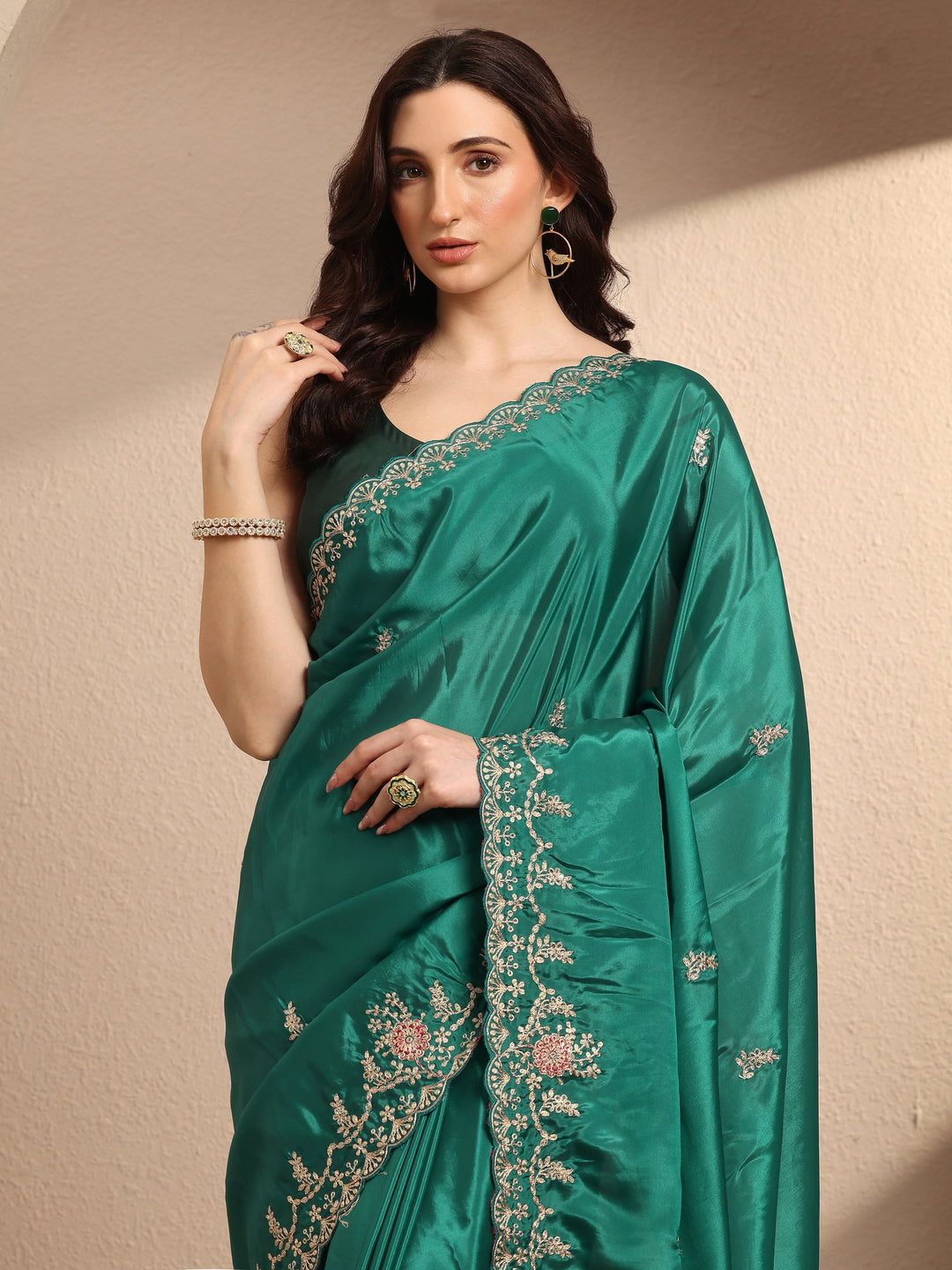 Green Embroidered Silk Blend Saree With Unstitched Blouse Piece