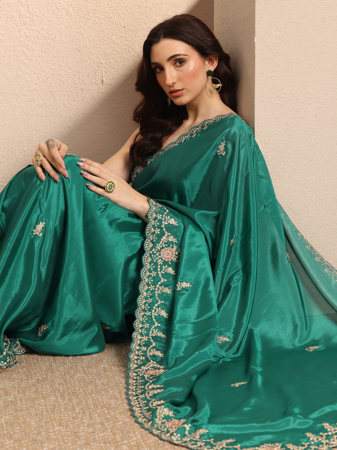Green Embroidered Silk Blend Saree With Unstitched Blouse Piece