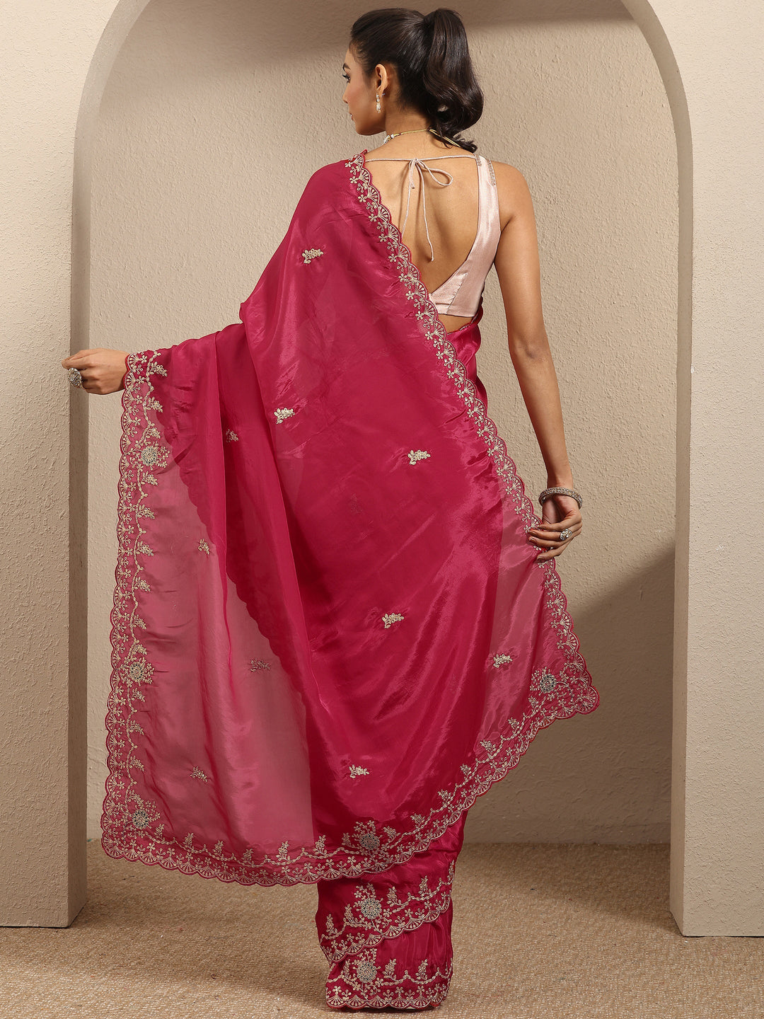 Red Embroidered Silk Blend Saree With Unstitched Blouse Piece