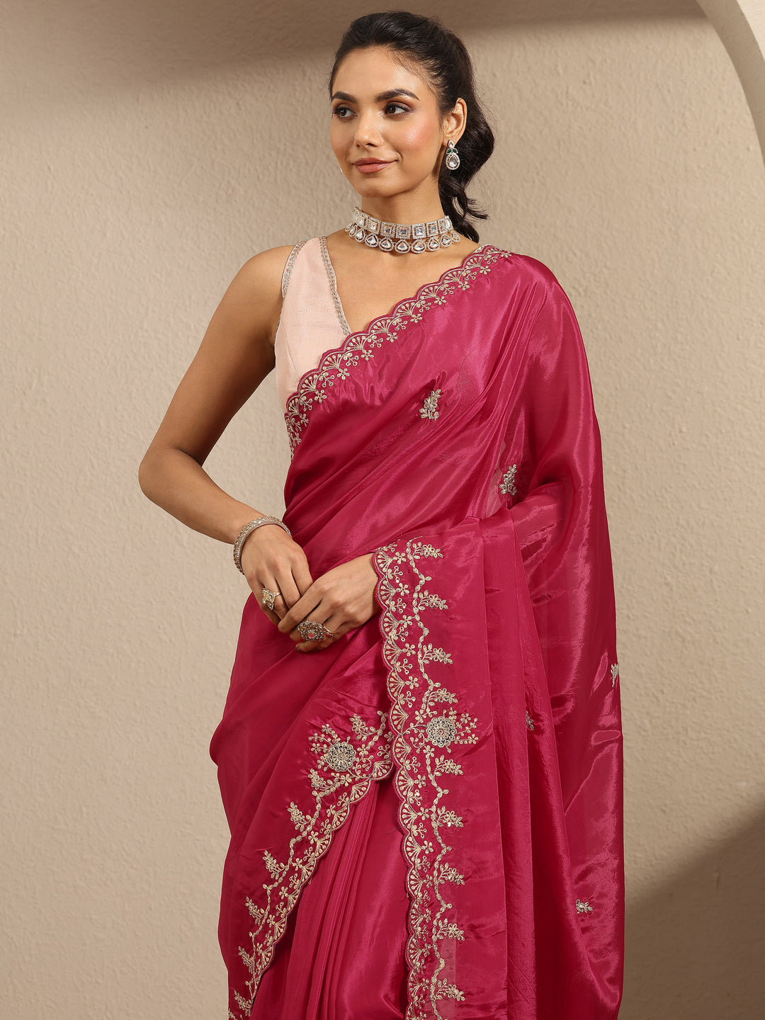 Red Embroidered Silk Blend Saree With Unstitched Blouse Piece