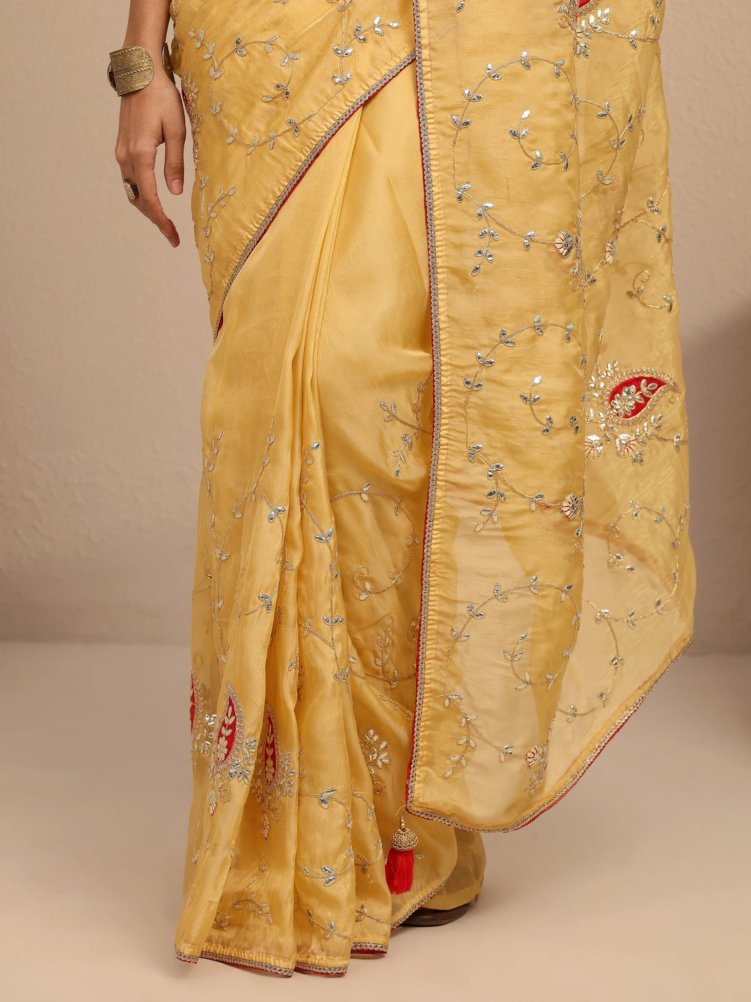 Mustard Embroidered Silk Blend Saree With Unstitched Blouse Piece