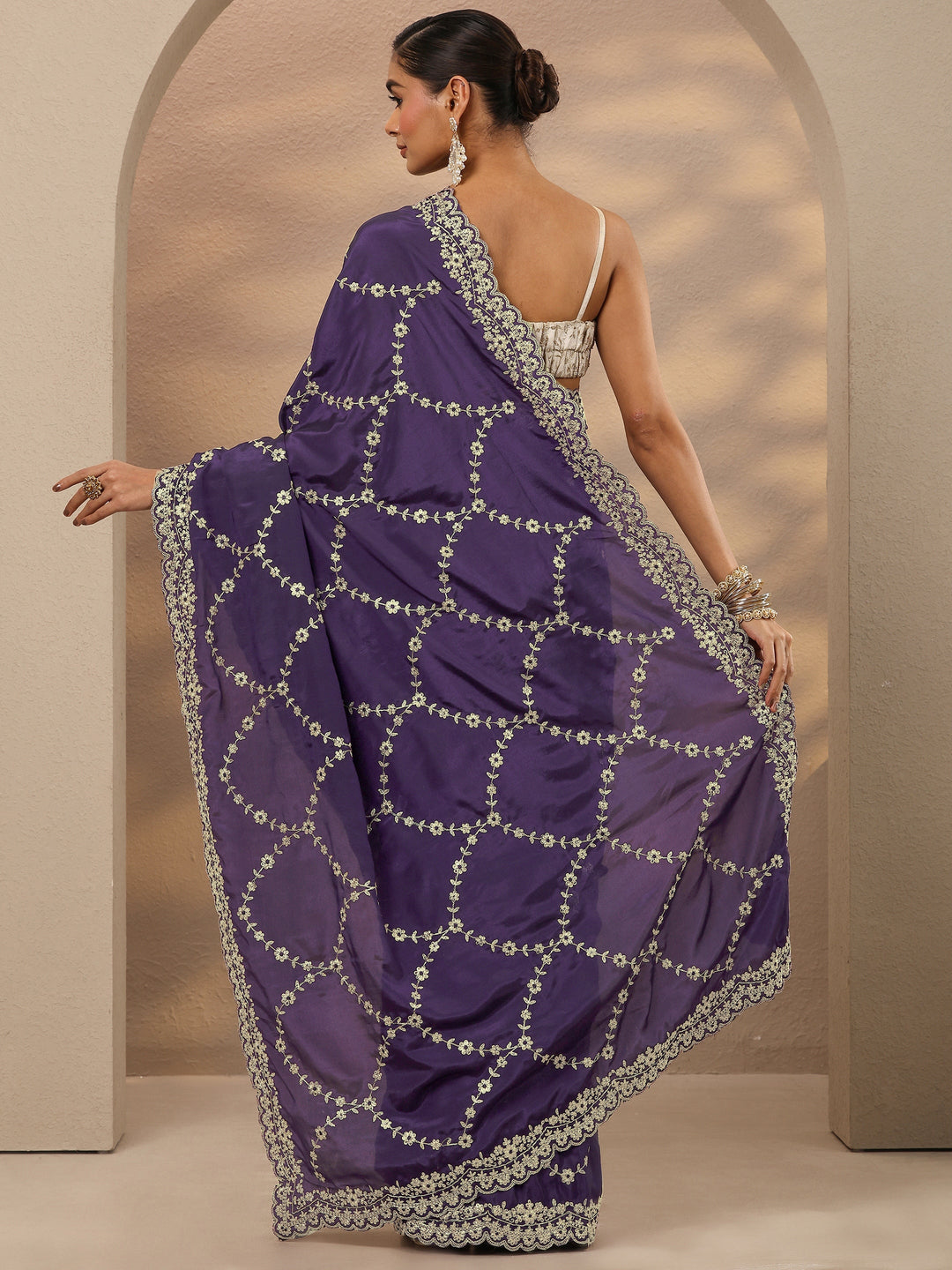 Purple Embroidered Silk Blend Saree With Unstitched Blouse Piece