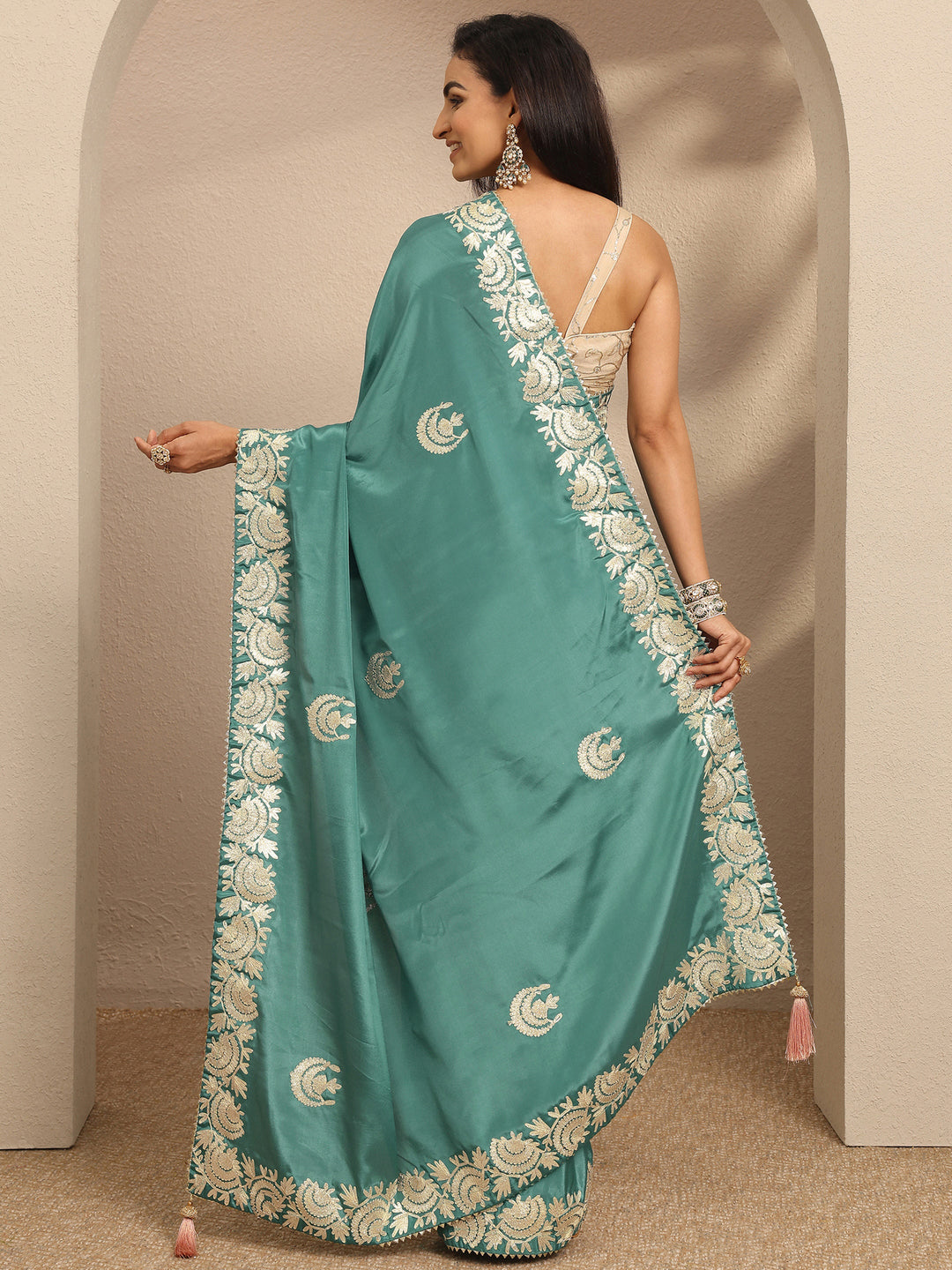 Green Embroidered Silk Blend Saree With Unstitched Blouse Piece