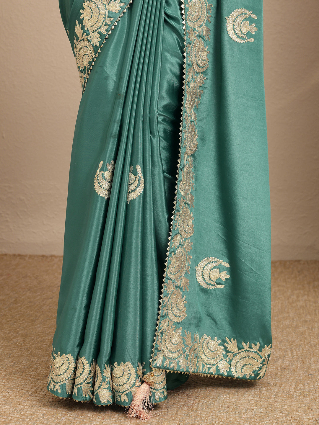 Green Embroidered Silk Blend Saree With Unstitched Blouse Piece