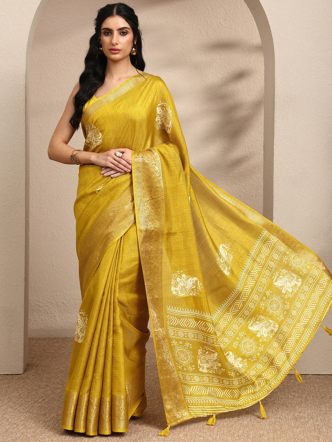 Mustard Printed Silk Blend Saree With Unstitched Blouse Piece