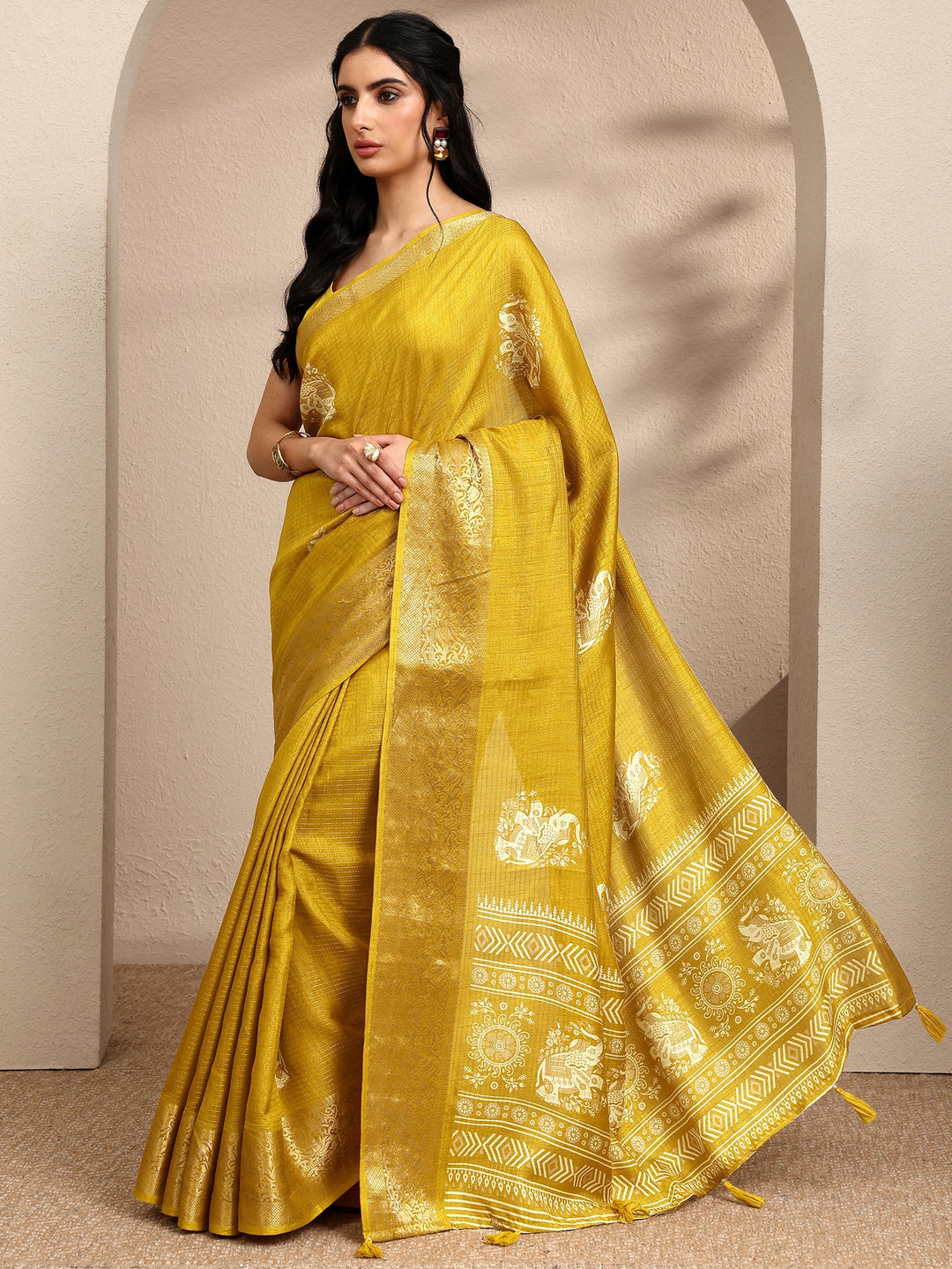 Mustard Printed Silk Blend Saree With Unstitched Blouse Piece