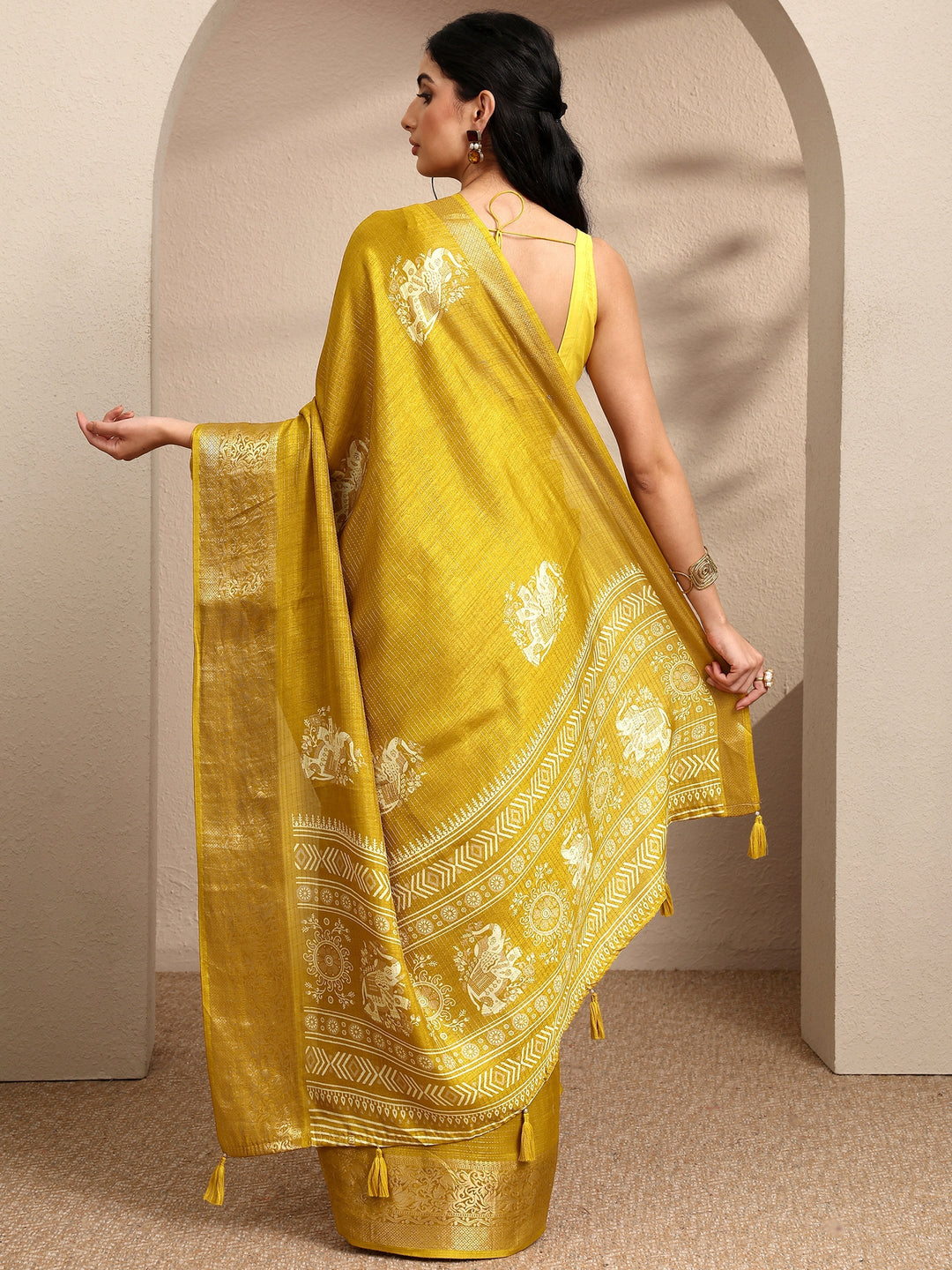 Mustard Printed Silk Blend Saree With Unstitched Blouse Piece