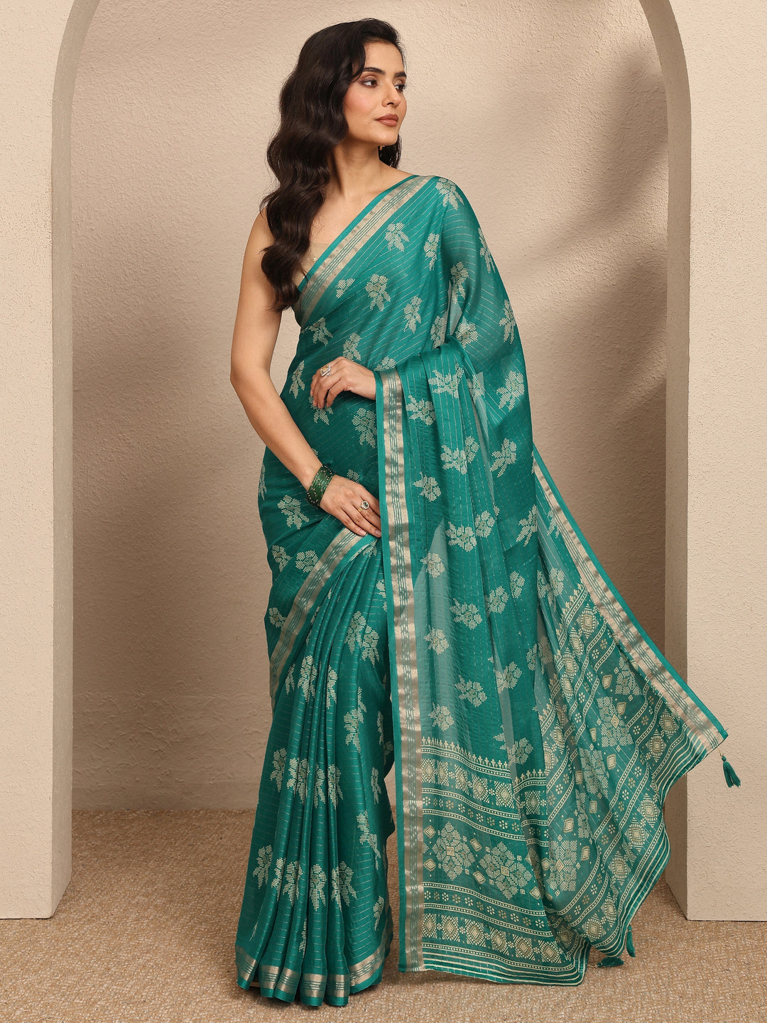 Green Printed Silk Blend Saree With Unstitched Blouse Piece