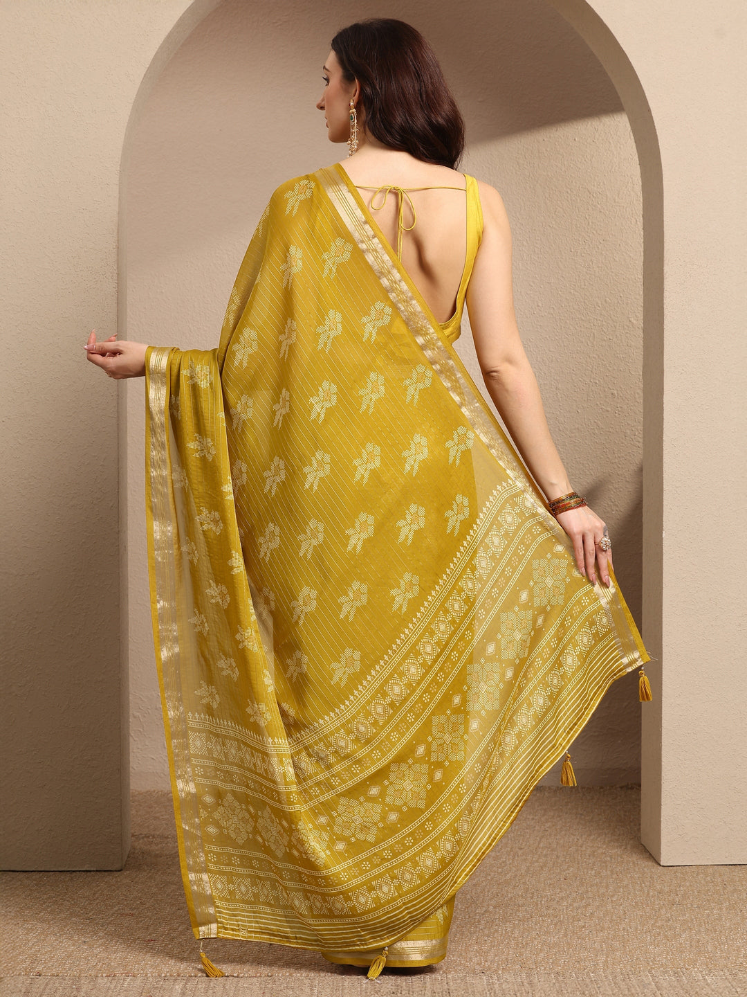 Mustard Printed Silk Blend Saree With Unstitched Blouse Piece