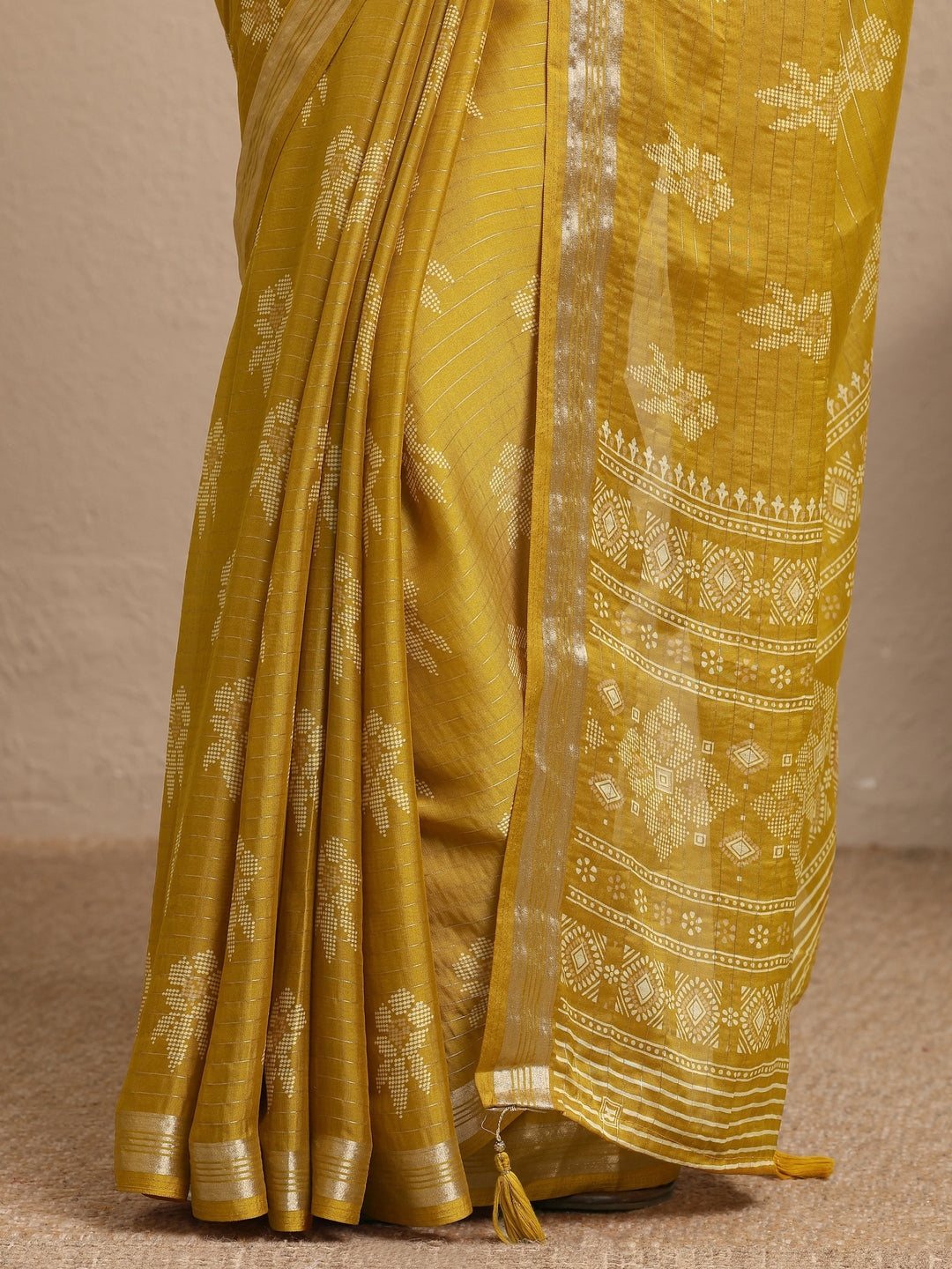Mustard Printed Silk Blend Saree With Unstitched Blouse Piece