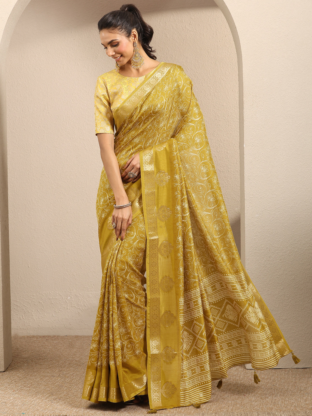 Mustard Printed Silk Blend Saree With Unstitched Blouse Piece