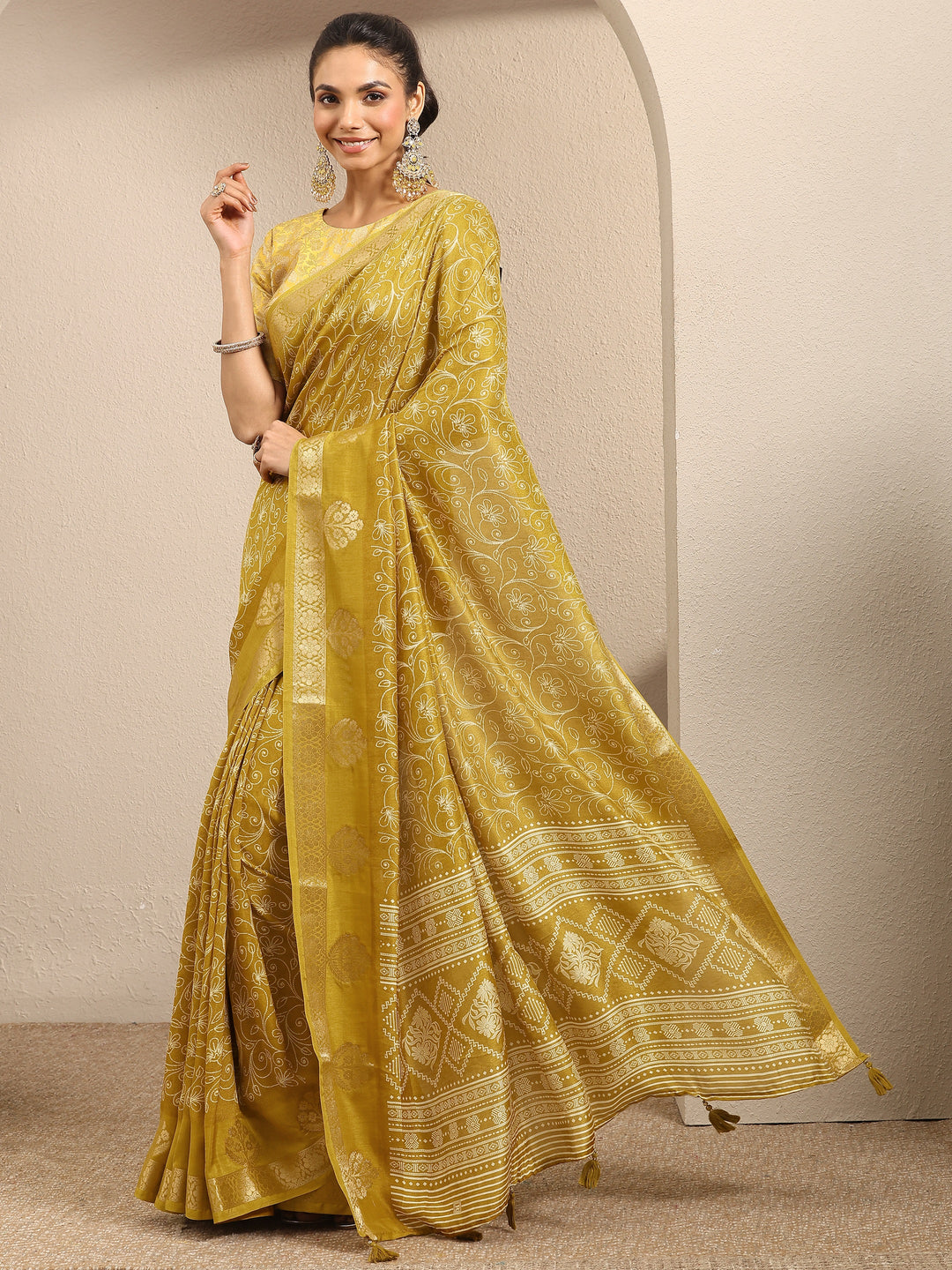 Mustard Printed Silk Blend Saree With Unstitched Blouse Piece