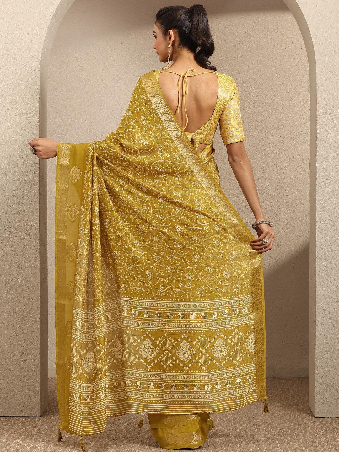 Mustard Printed Silk Blend Saree With Unstitched Blouse Piece