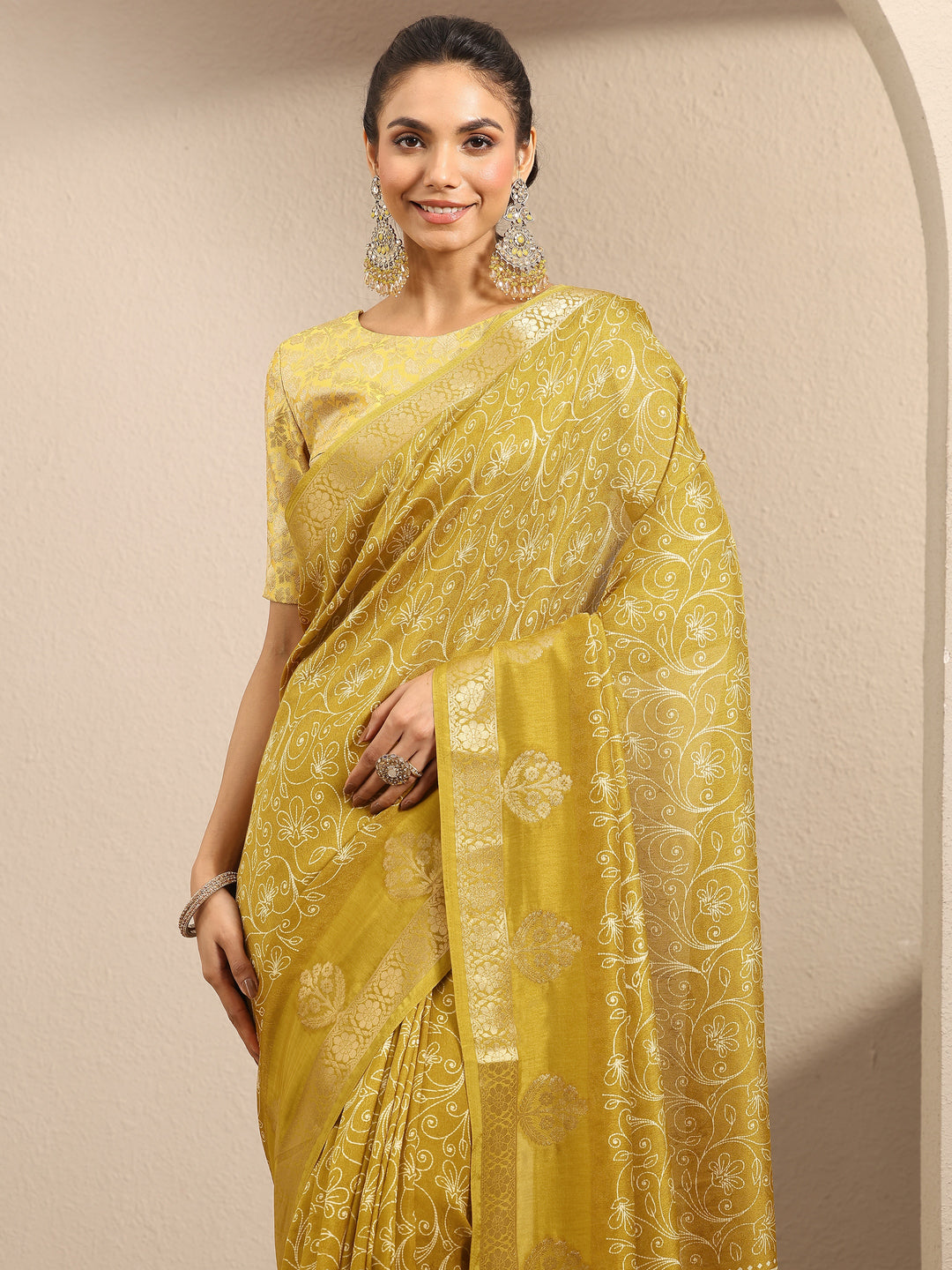 Mustard Printed Silk Blend Saree With Unstitched Blouse Piece