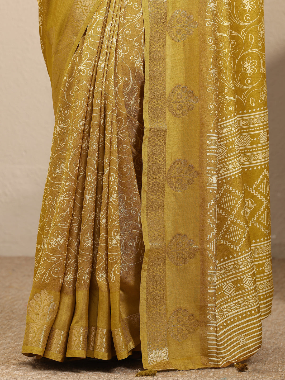 Mustard Printed Silk Blend Saree With Unstitched Blouse Piece