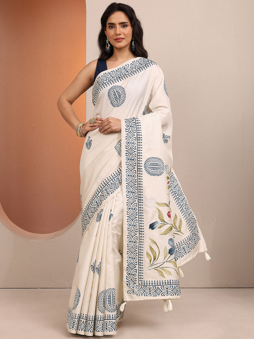 Off White Printed Silk Blend Saree With Unstitched Blouse Piece
