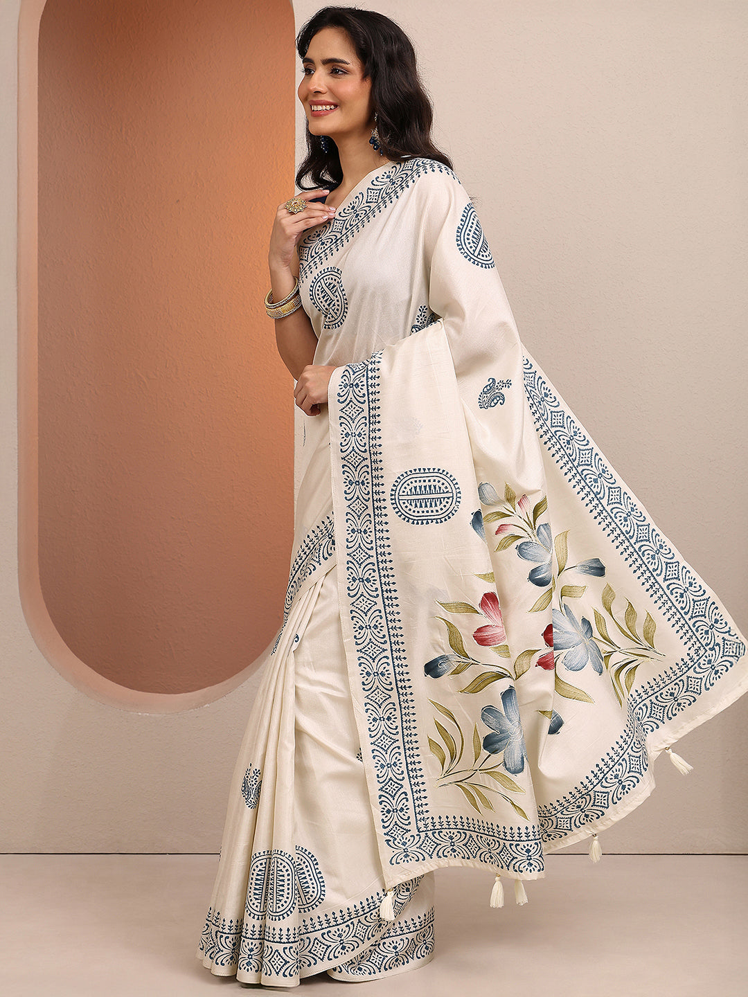 Off White Printed Silk Blend Saree With Unstitched Blouse Piece