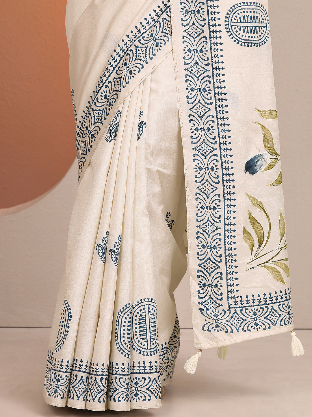 Off White Printed Silk Blend Saree With Unstitched Blouse Piece