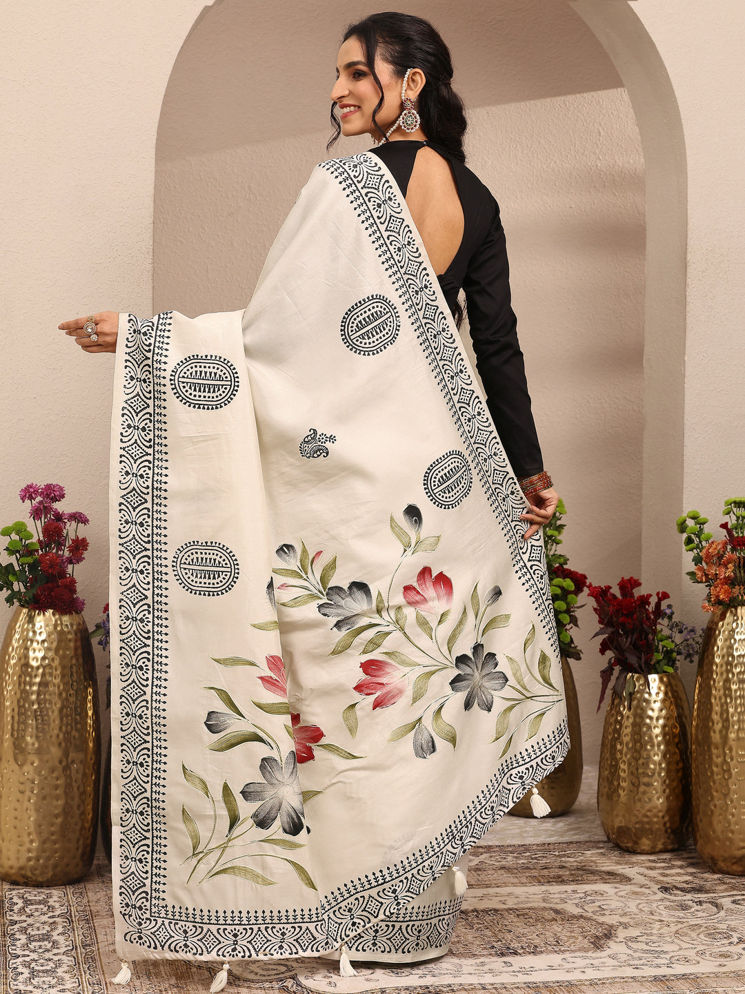 Off White Printed Silk Blend Saree With Unstitched Blouse Piece